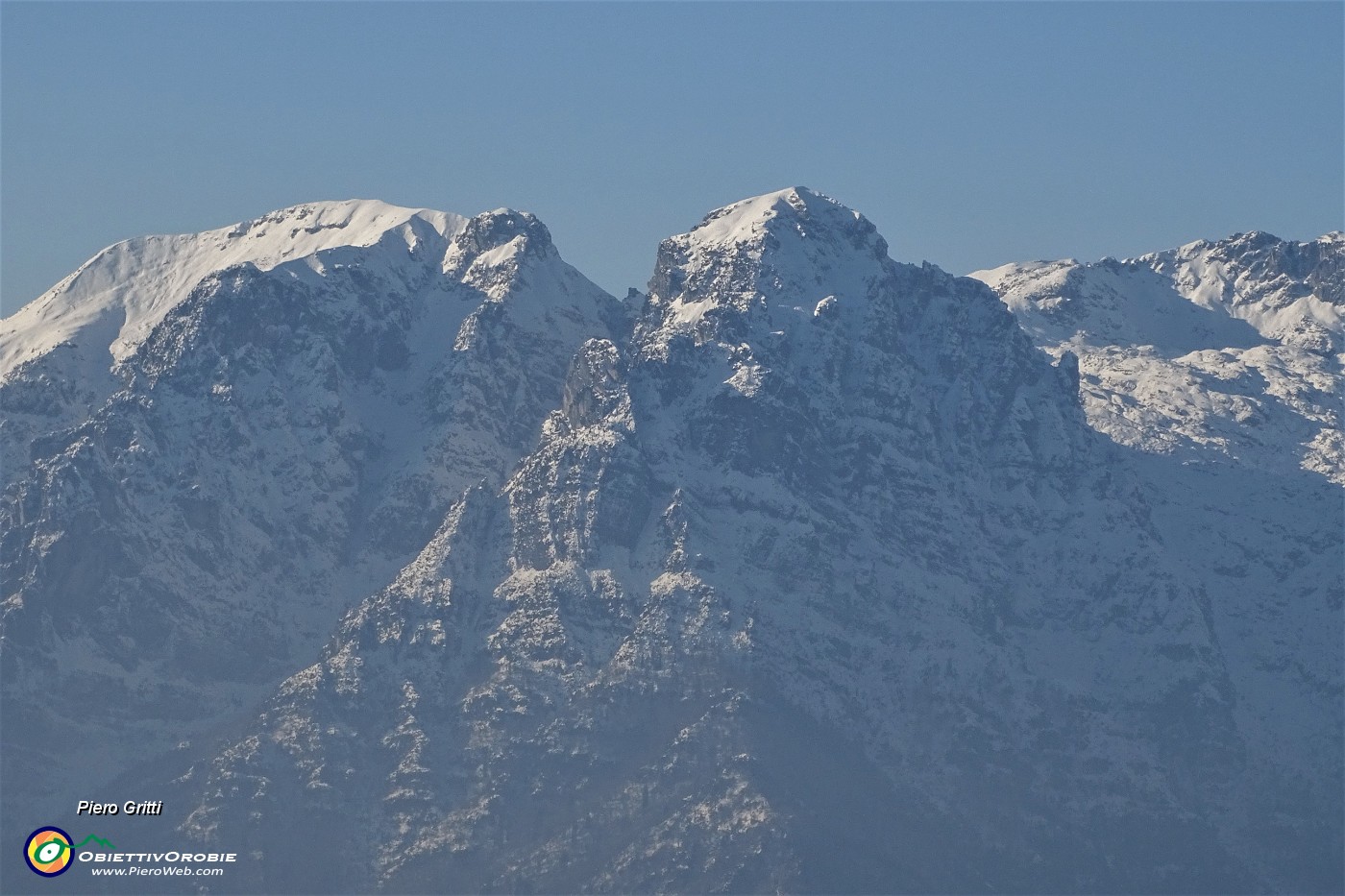 10 Zoom sui contrafforti de 'La Cornetta' e Cima di Piazzo.JPG